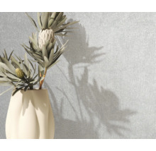 Gestructureerd vliesbehang met fijn patroon, moderne wanddecoratie met vaas en decoratieve plant.