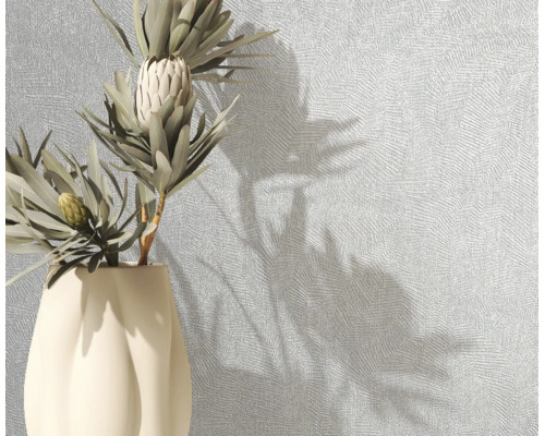Gestructureerd vliesbehang met fijn patroon, moderne wanddecoratie met vaas en decoratieve plant.