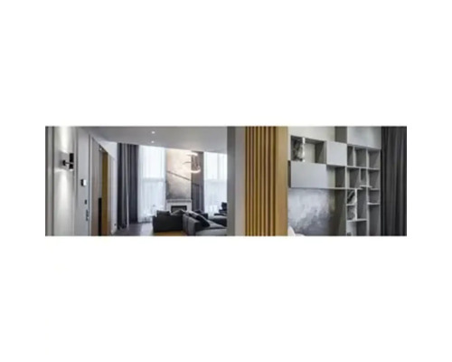 Modern interieur met een woonkamer met grijze hoekbank en een scheidingswand van houten latten naast een inbouwkast.
