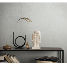 Structuurbehang met een fijn patroon in een modern interieur met een consoletafel en diverse decoratieve objecten.