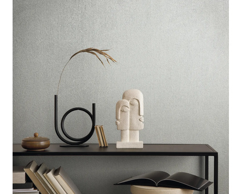Structuurbehang met een fijn patroon in een modern interieur met een consoletafel en diverse decoratieve objecten.