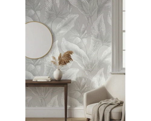 Moderne kamer met behang met bladmotief, houten consoletafel, fauteuil en ronde spiegel. Lichte en georganiseerde sfeer.