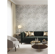 Moderne woonkamer met behang met een groot tropisch bladerpatroon, een fluwelen bank en elegante meubels.