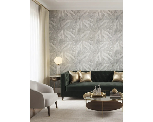 Moderne woonkamer met behang met een groot tropisch bladerpatroon, een fluwelen bank en elegante meubels.