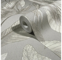 Rol gestructureerd behang met groot bladmotief en metallic glanzende contouren.