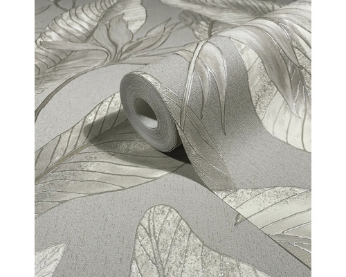 Rol gestructureerd behang met groot bladmotief en metallic glanzende contouren.