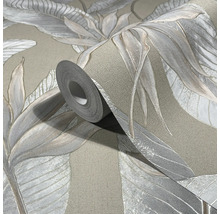 Gestructureerd vliesbehang met groot bladpatroon in jungle-stijl in neutrale kleuren.