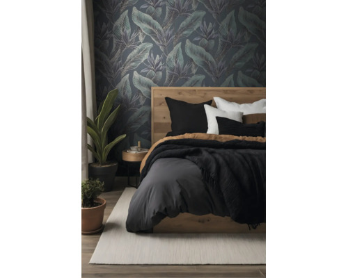 Moderne slaapkamer met vliesbehang met tropisch bladpatroon, houten bed, beddengoed en kamerplanten.