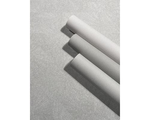 Vliesbehang met waaiervormig structuurpatroon, drie rollen op een voorbeeldbehang.