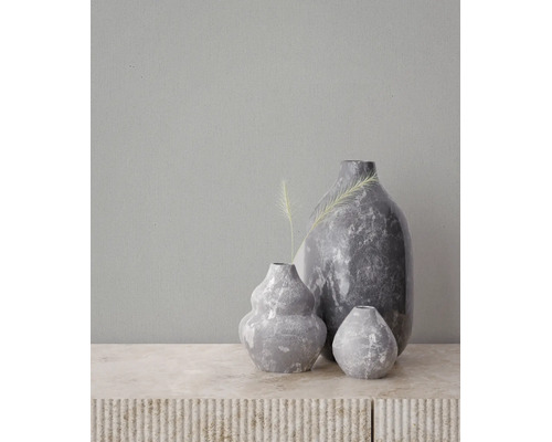 Drie decoratieve vazen in verschillende maten met een grijze natuursteen-look en marmeren textuur op een lichte ondergrond.