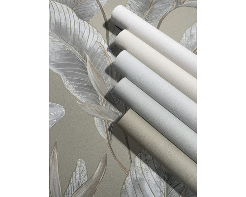 Vliesbehang met groot bladmotief en bijpassende rollen behang in verschillende neutrale tinten met een fijne textuur.