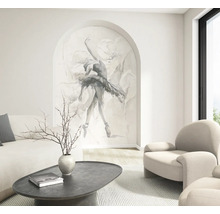 Modern licht interieur met een ronde fotobehang van een ballerina in een boog, een fauteuil, bank en een donkere salontafel.