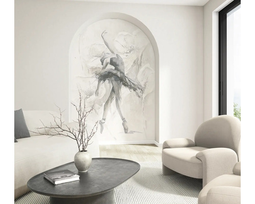 Modern licht interieur met een ronde fotobehang van een ballerina in een boog, een fauteuil, bank en een donkere salontafel.