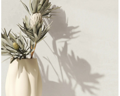 Keramische vaas met gedroogde Protea-bloemen en bladeren, decoratie voor binnen.