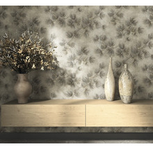 Vliesbehang met een gestructureerd dennentakkenpatroon achter een zwevende houten plank met decoratieve vazen en droogbloemen.