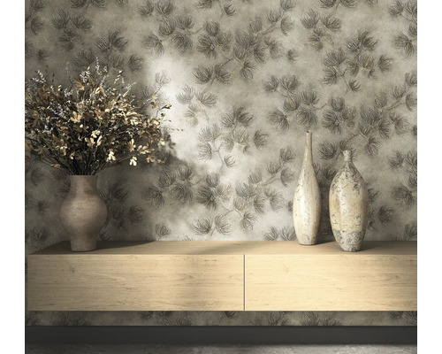 Vliesbehang met een gestructureerd dennentakkenpatroon achter een zwevende houten plank met decoratieve vazen en droogbloemen.