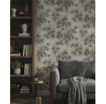 Vliesbehang met gestructureerd takkenpatroon in een modern ingerichte woonkamer met bank en houten kast.