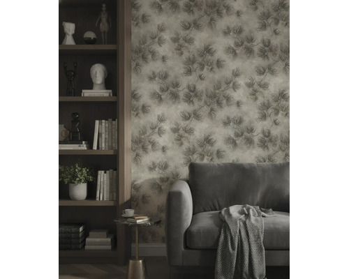 Vliesbehang met gestructureerd takkenpatroon in een modern ingerichte woonkamer met bank en houten kast.