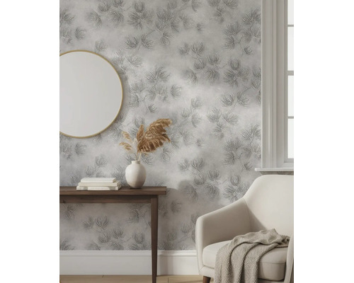 Vliesbehang met gestructureerd bloemenpatroon in een lichte woonkamer met spiegel en fauteuil.