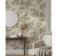 Vliesbehang met botanisch patroon van dennentakken in een lichte kamer met fauteuil, tafel en spiegel.