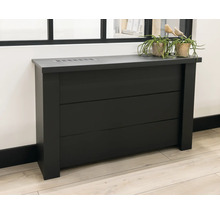 Moderne antracietkleurige radiatorombouw met horizontale lamellen en een bovenblad op een lichte houten vloer.