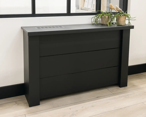 Moderne antracietkleurige radiatorombouw met horizontale lamellen en een bovenblad op een lichte houten vloer.