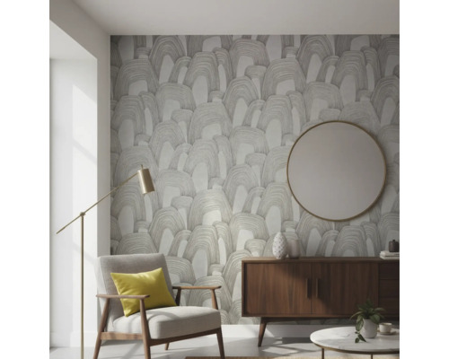 Vliesbehang met abstract boogpatroon in een moderne woonkamer met fauteuil, dressoir en ronde wandspiegel.