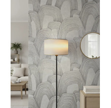 Moderne woonkamer met grijs behang met een abstract patroon van overlappende bogen, een vloerlamp en een ronde spiegel.