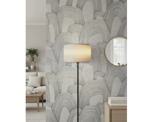Moderne woonkamer met grijs behang met een abstract patroon van overlappende bogen, een vloerlamp en een ronde spiegel.