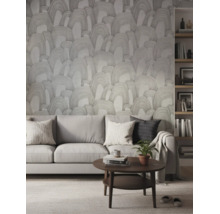 Moderne woonkamer met behang met boogpatroon, een bank met kussens, een houten salontafel en een boekenkast.