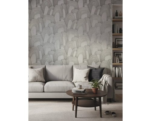 Moderne woonkamer met behang met boogpatroon, een bank met kussens, een houten salontafel en een boekenkast.