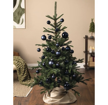 Kerstboom versierd met mat- en glanzend zwarte kerstballen in een modern ingerichte woonkamer.