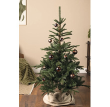 Kunstkerstboom versierd met bruine kerstballen met stervormig motief in een woonkamer.