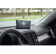Herbruikbare auto-ontvochtiger van textiel met vochtigheidsindicator op een modern dashboard.