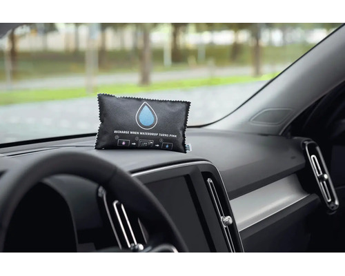 Herbruikbare auto-ontvochtiger van textiel met vochtigheidsindicator op een modern dashboard.