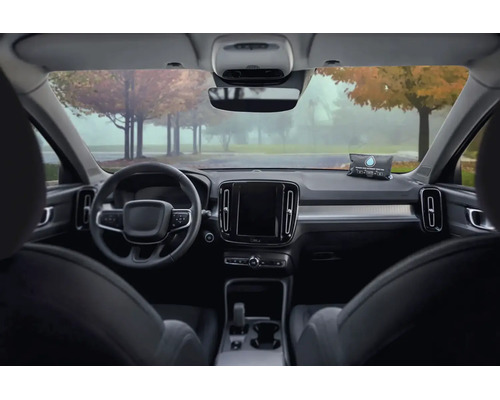 Auto-ontvochtiger kussen op het dashboard in het moderne interieur van een voertuig.