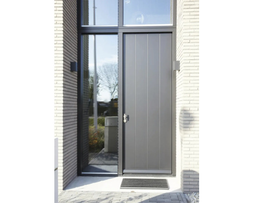 Moderne antracietkleurige voordeur met verticale groeven, glazen zijpaneel en bovenlicht, gemonteerd in een lichte bakstenen gevel.
