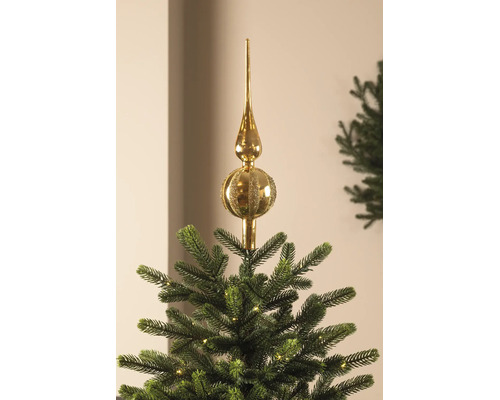 Gouden kerstboompiek van glas met glanzende en glitterende strepen op een kerstboom.