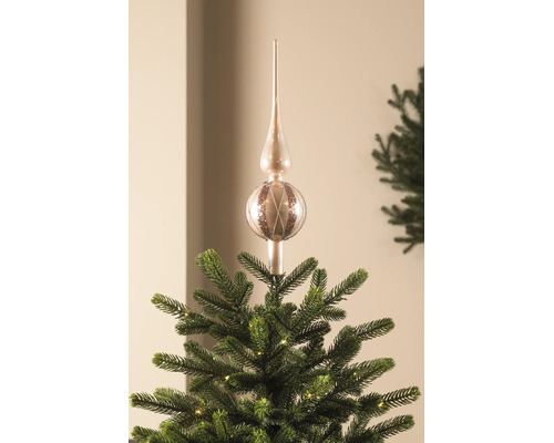 Glazen kerstboompiek met glitterdecoratie op de top van een kunstkerstboom.