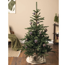 Een kunstkerstboom versierd met geruite ballen in een lichte, opgeruimde woonkamer.