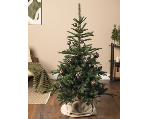Een kunstkerstboom versierd met geruite ballen in een lichte, opgeruimde woonkamer.