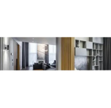 Moderne woonkamer met verticale houten lattenwand, groot opbergsysteem en donkere banken bij een open haard en grote ramen.