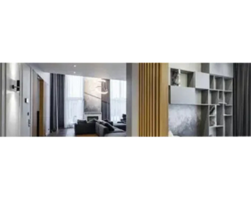 Moderne woonkamer met verticale houten lattenwand, groot opbergsysteem en donkere banken bij een open haard en grote ramen.