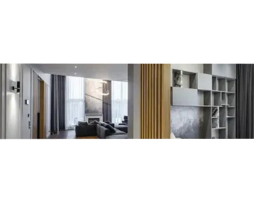 Moderne, lichte woonkamer met grijze bank, houten lamellenwand en een groot rekkensysteem.