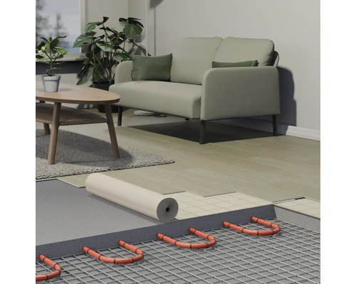 Dwarsdoorsnede van een elektrische vloerverwarming met verwarmingskabels op een mat, ondervloer en laminaat in een moderne woonkamer.