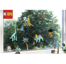 Marabu Kids Logo, raamstickers met verschillende dinosaurusmotieven, palmbomen en een vulkaan op een vensterglas.