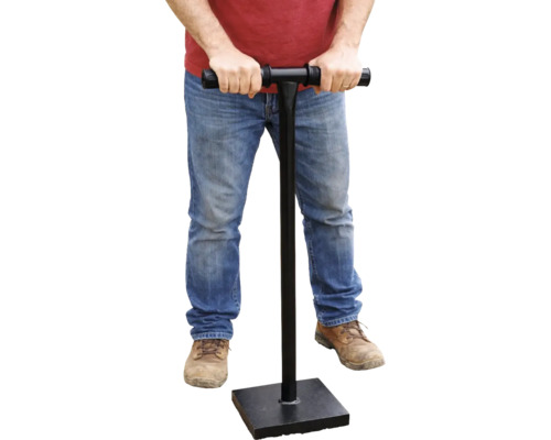 Handmatige metalen grondstamper met T-handgreep voor bodemverdichting.
