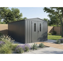 Moderne antracietkleurige metalen tuinhuis met dubbele deur en ramen in een lichte, georganiseerde tuin met houten schutting en planten.