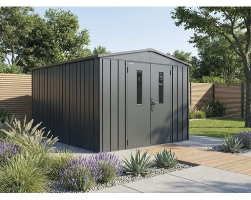 Moderne antracietkleurige metalen tuinhuis met dubbele deur en ramen in een lichte, georganiseerde tuin met houten schutting en planten.