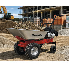 Gemotoriseerde kruiwagen PowerPac beladen met aarde op een bouwplaats met graafmachine op de achtergrond.